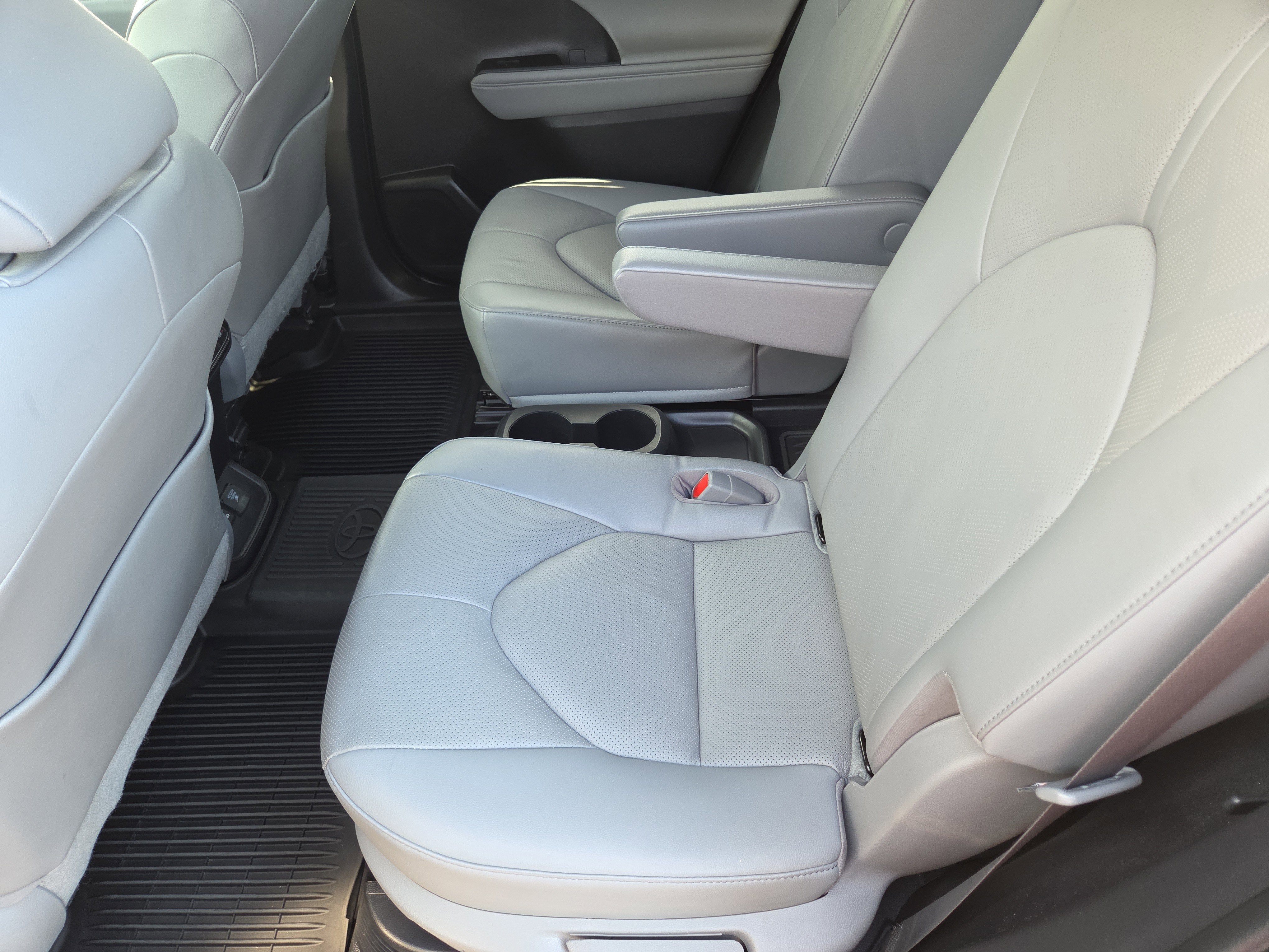 2023 Toyota Highlander Hybrid Platinum