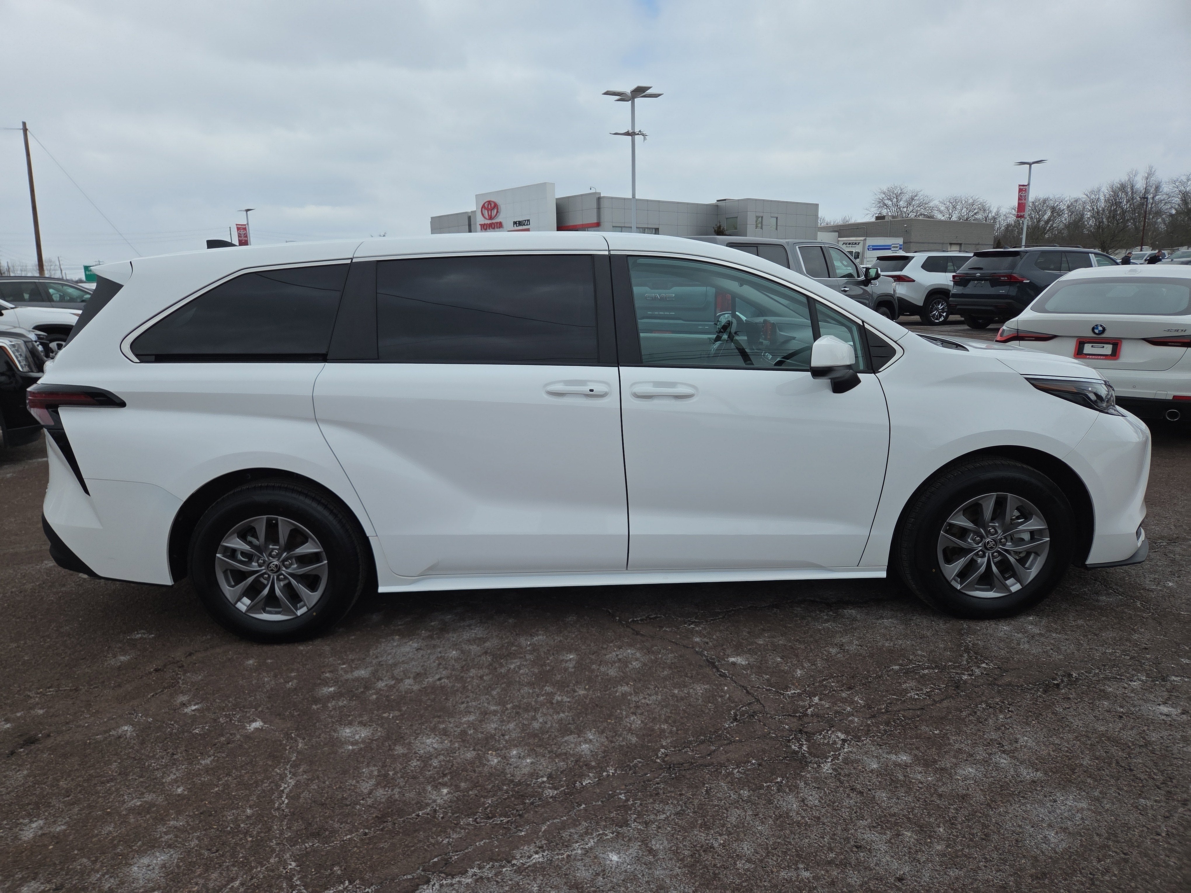 2024 Toyota Sienna LE